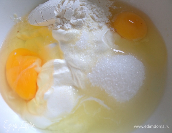 Взбить блендером или венчиком все для заливки.