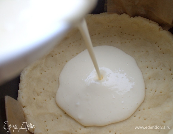 Перелить заливку на корж.