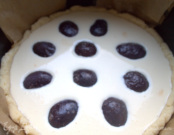 Уложить сверху половинки слив и виноград без косточек (виноград утонул).