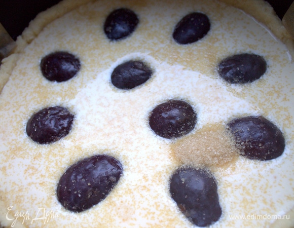 Посыпать коричневым сахаром по желанию.