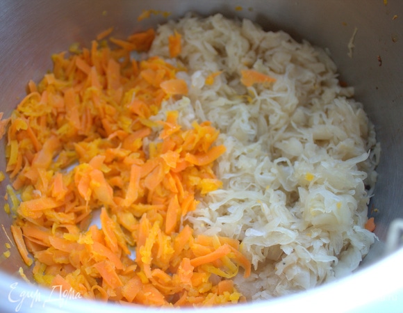 Морковь, тыкву, капусту немного подержать на огне, помешивая, в кастрюле с толстым дном.