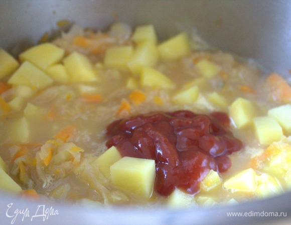 Подлить бульон и добавить томатную пасту.