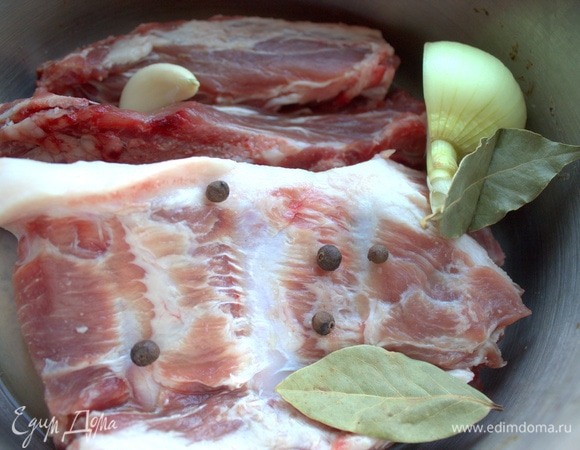 Бульон варился в другой кастрюле час, потом был процежен, мясо отделяем от костей. Для меня самые вкусные для супа — ребрышки.