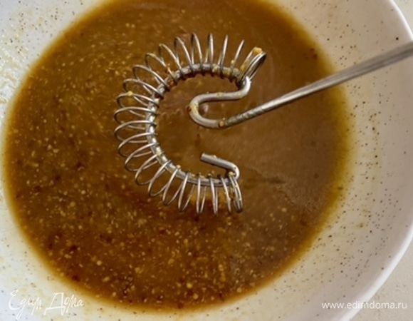 Для соуса выдавить сок из одного небольшого апельсина, соединить с оливковым маслом, соевым соусом, сладкой зернистой горчицей, пропущенным через пресс чесноком. Слегка взбить до состояния эмульсии. Приправить свежемолотым перцем.