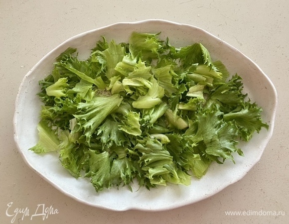 Латук помыть, обсушить и нарвать крупными кусками. Выложить на блюдо.