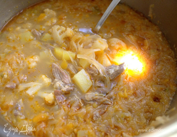 Варить до готовности овощей.