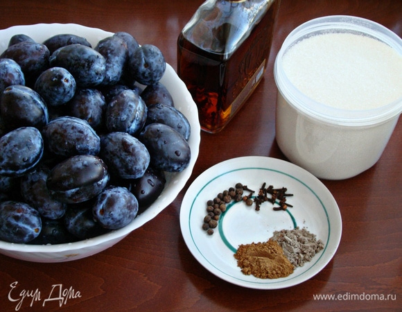 Для приготовления маринованных слив подготовьте все необходимые ингредиенты.