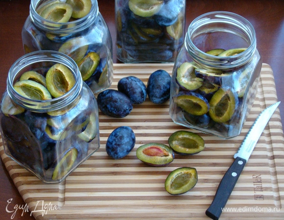 Каждую банку плотно заполните половинками слив без косточек.