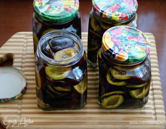 Залейте в каждую банку кипяток, накройте крышками и оставьте на 10 минут.