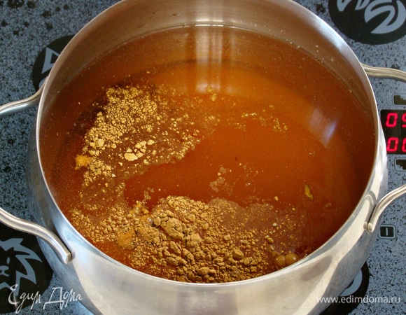 Воду из банок слейте в кастрюлю, добавьте сахар, корицу, кардамон и уксус. Доведите маринад до кипения и прокипятите 3 минуты.