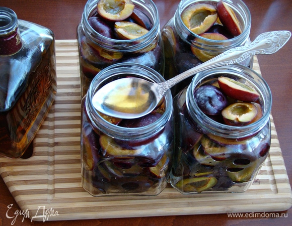 В каждую банку влейте по две столовые ложки коньяка.