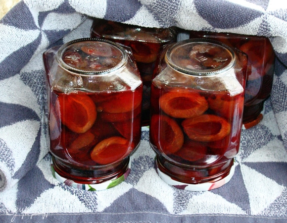 Банки заполните горячим маринадом, закройте плотно крышками, переверните и укутайте полотенцем. Оставьте до полного остывания.