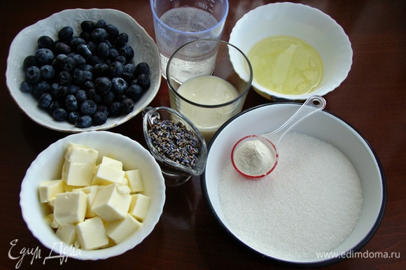 Для приготовления лавандового пирожного подготовьте все необходимые ингредиенты.
