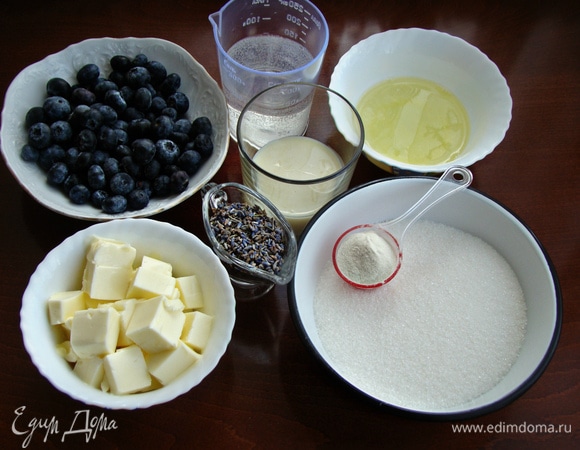 Для приготовления лавандового пирожного подготовьте все необходимые ингредиенты.