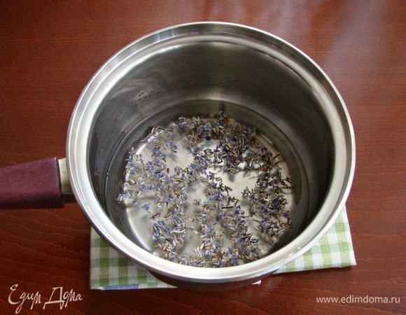 Для сиропа подготовим лавандовую воду. Для этого 2 ч. л. сухой лаванды залейте 200 мл кипятка, через 15 минут процедите и отмерьте 140 мл для дальнейшей работы.