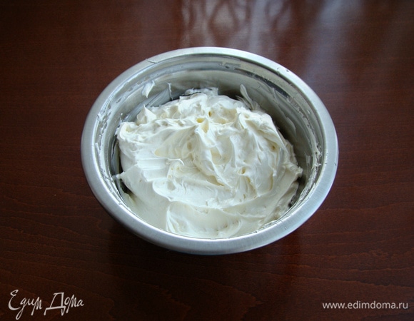 В миске взбейте сливочное масло комнатной температуры, добавьте сгущенное молоко и взбейте до однородности.