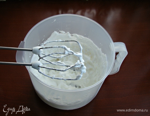 В другой миске взбейте белки со щепоткой соли до пышных устойчивых пиков.