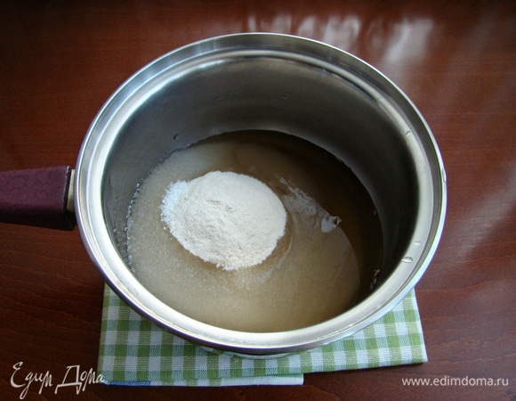 В сотейнике смешайте сахар, агар-агар и лавандовый отвар.