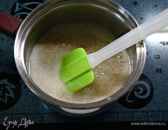 Сироп доведите до кипения, убавьте огонь и проварите в течение 4 минут до пробы на тонкую непрерывную нить, стекающую с лопатки, или до 110°C.