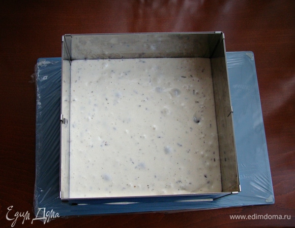 Перелейте массу в заранее подготовленную форму и поставьте минут на 15 в холодильник.