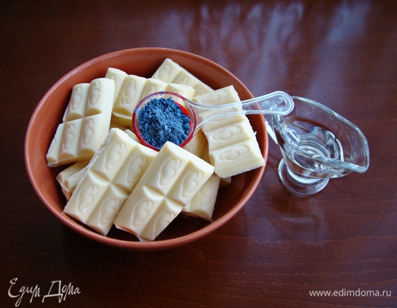 Пока суфле застывает, подготовим шоколадную глазурь. Для этого растопите белый шоколад, влейте растительное масло и добавьте порошок матча (голубой).