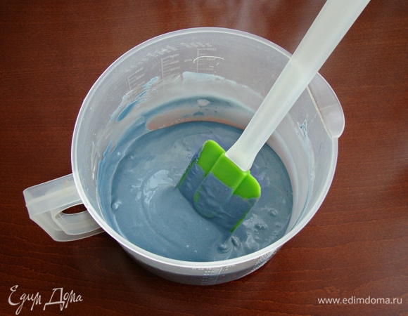 Шоколадную массу пробейте блендером до однородности.