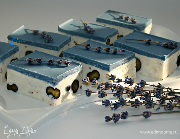 Готовое пирожное нарежьте порционно с помощью теплого ножа, заварите чай и наслаждайтесь ароматом и вкусом Прованса.