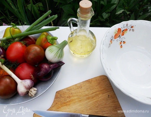 Помидоры для салата возьмем разного цвета и вкуса. Лук у меня сегодня тоже разный: белый и красный.