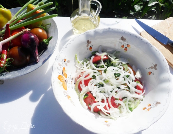 Затем добавляем измельченную зелень и репчатый лук, нарезанный полукольцами.