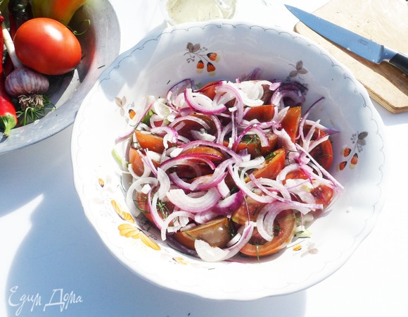 Чеснок, зелень и лук. Заливаем заправкой и отправляем в холодильник охладиться.