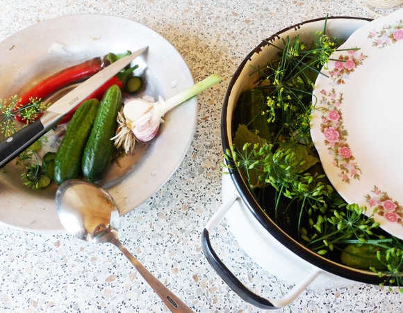 В отдельной емкости соединяем минералку с солью, хорошо перемешиваем до полного растворения соли. Заливаем огурцы рассолом. Сверху кладем тарелочку, можно поставить небольшой гнет. Убираем в холодильник на сутки.