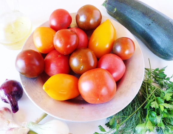 Для большей привлекательности блюда рекомендую подобрать помидоры разных сортов.