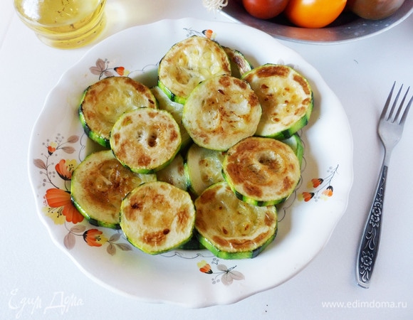 Налейте на сковороду немного растительного масла и обжарьте кабачки на среднем огне с двух сторон. Степень прожарки регулируйте по своему вкусу. Я предпочитаю, чтобы кабачки хорошо подрумянились, но внутри остались хрустящими.