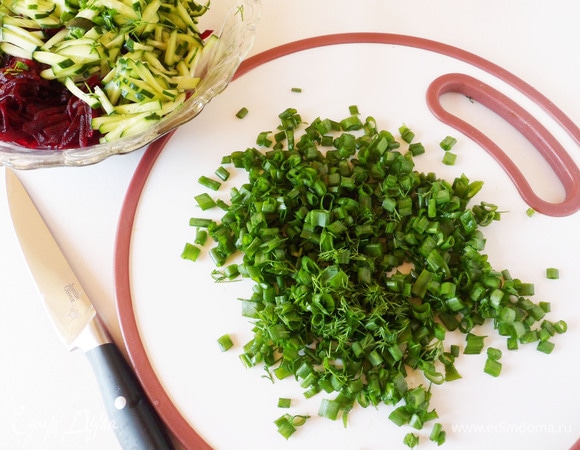 Измельчите зеленый лук.