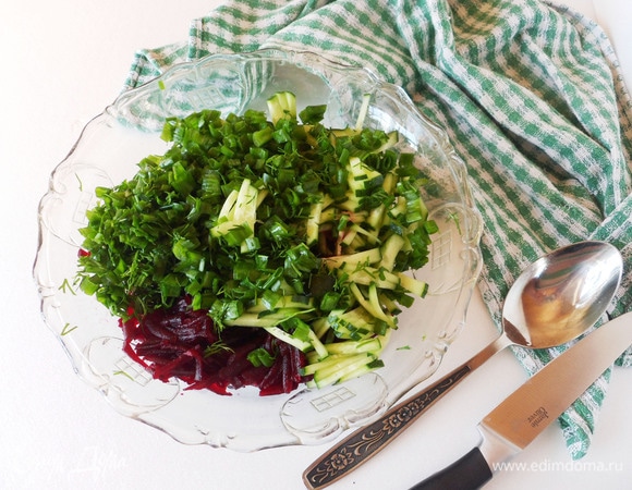 Смешайте все ингредиенты, заправьте их солью и черным молотым перцем.