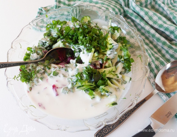 Влейте в овощи жирный кефир и перемешайте.