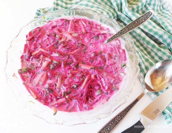 Можно добавить в борщ сок лимона и сметану. Густоту супа регулируйте по своему вкусу, доливая холодную кипяченую воду или свекольный квас. Затем уберите борщ в холодильник для охлаждения.