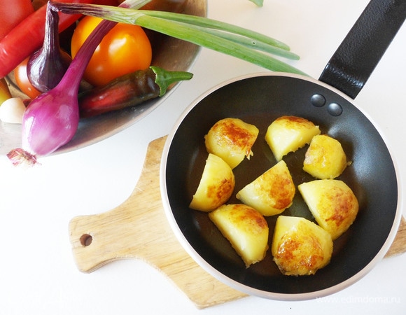 Если следовать оригинальному рецепту приготовления литовского борща, то к нему необходимо приготовить гарнир. А именно: в форму для запекания выложите вареную молодую картошку, немного ее придавите вилкой, посыпьте крупной солью, полейте маслом и запекайте в духовке до золотистой корочки. В жару разогревать духовку мне не хотелось, поэтому я просто обжарила отварной молодой картофель на сковороде и посыпала его укропом.