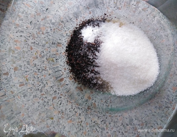 В чистую трехлитровую банку всыпать заварку и сахар.