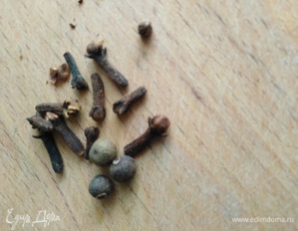 Гвоздику и перец слегка раздавить кончиком ножа. Всыпать в банку.