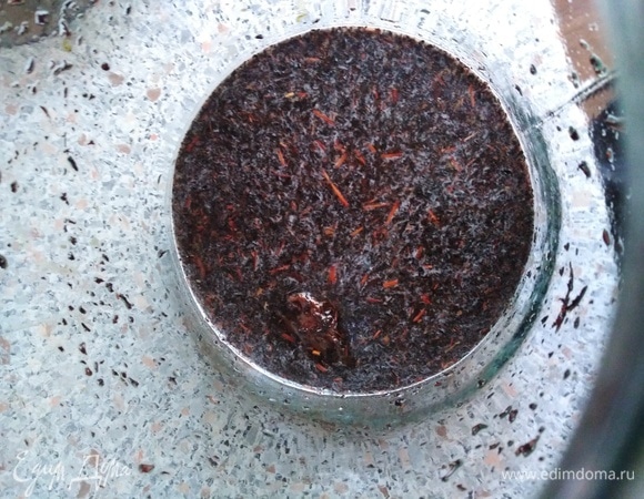 Влить немного воды, перемешать до полного растворения сахара.