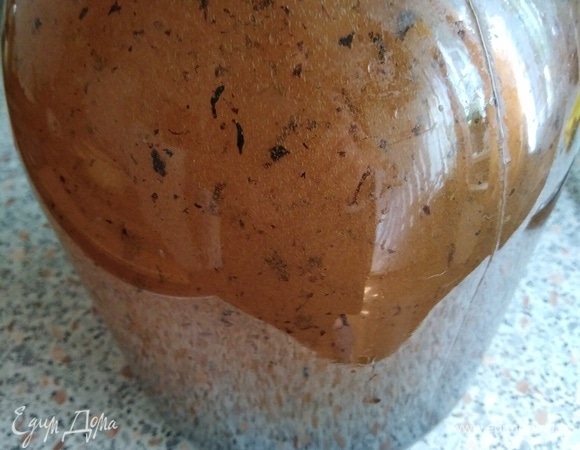 Влить спирт и долить водой до полного объема банки. Перемешать. Накрыть крышкой, убрать в темное место на 3 дня, желательно неделю. Встряхивать содержимое банки раз-два в день.