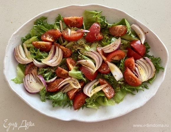 Сверху выложить томаты и лук.