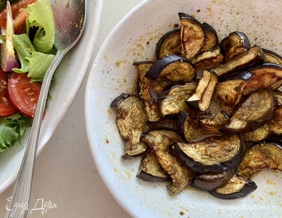 В соус поместить запеченные баклажаны и оставить на три минуты.