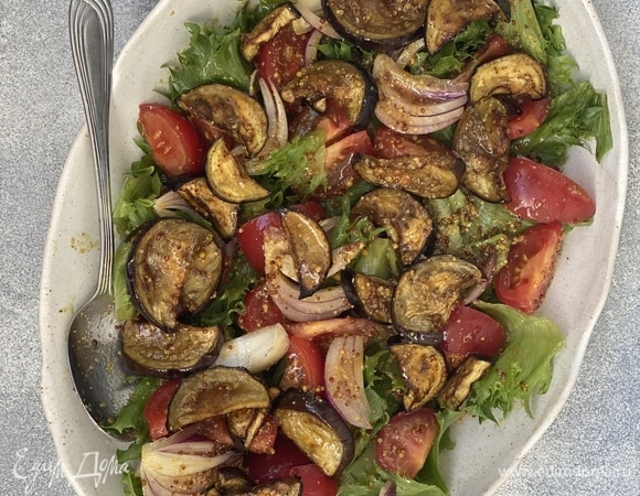 Полить салат оставшимся соусом, перед подачей аккуратно перемешать.