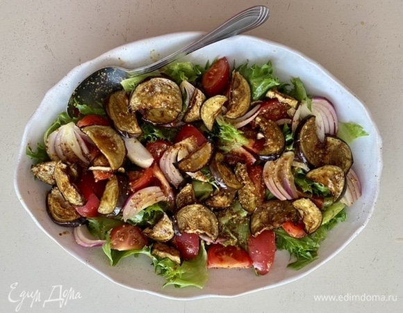 Затем выложить их на блюдо с салатом.