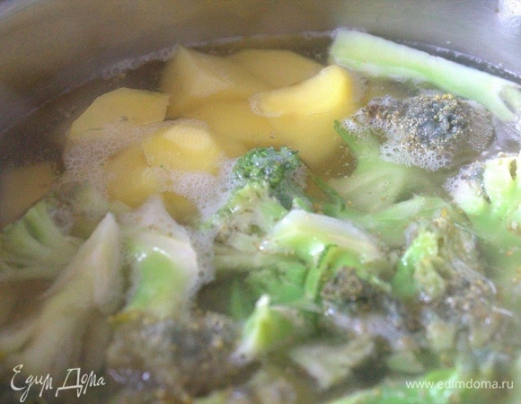 Картофель (3 шт.) крупно нарезать и проварить вместе с брокколи (из заморозки) до полуготовности.