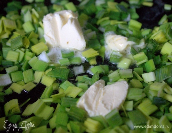 Порей или зеленый лук обжарить в двух видах масла.