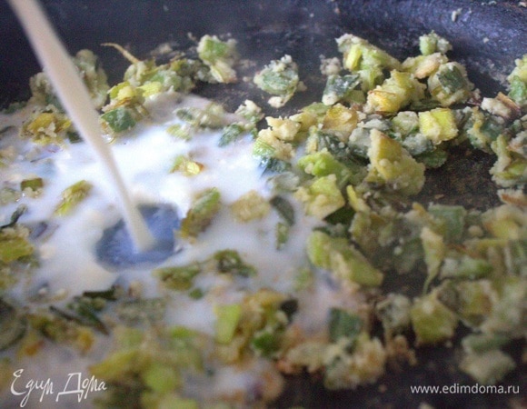 Влить теплое молоко.