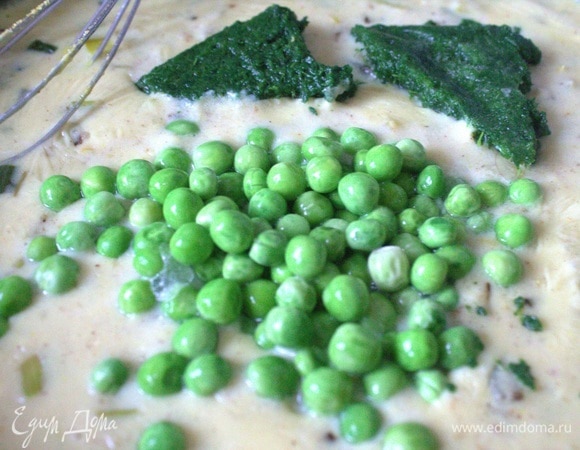 Добавить горошек и шпинат из заморозки. Если получился слишком густой соус, влить отвар от овощей.